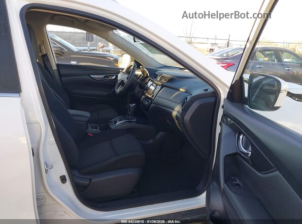 KNMAT2MV5HP549063 2017 NISSAN ROGUE Белый Вид салона спереди