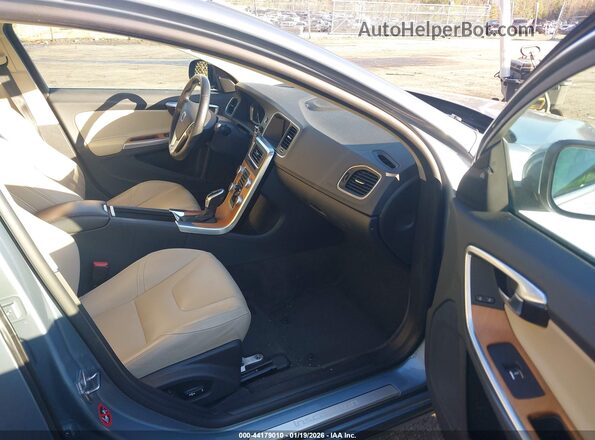 LYV402HM2HB148797 2017 VOLVO S60 INSCRIPTION Серебряный Вид салона спереди
