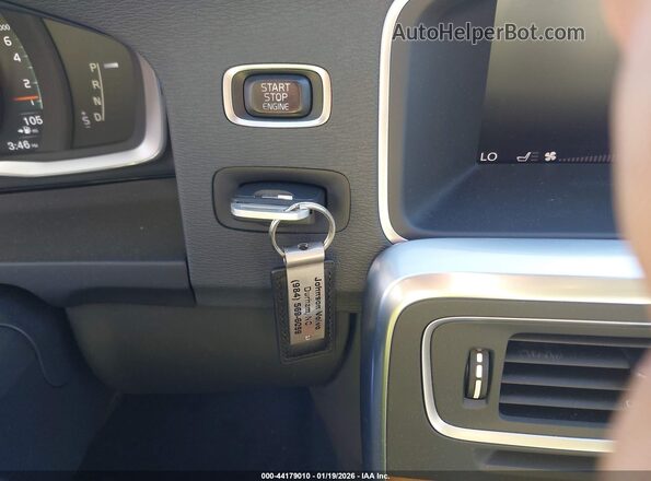 LYV402HM2HB148797 2017 VOLVO S60 INSCRIPTION Серебряный Вид панели приборов