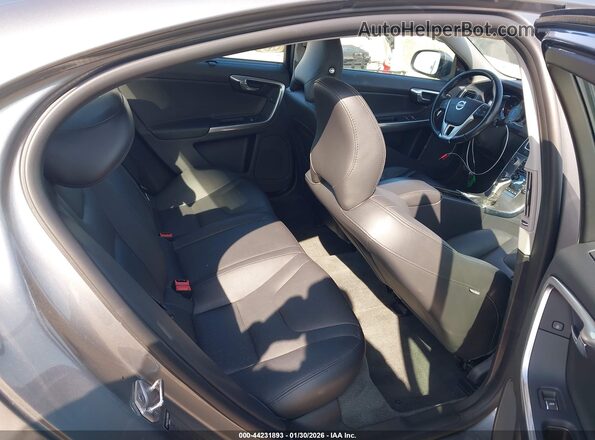 LYV402TK3JB168956 2018 VOLVO S60 INSCRIPTION Gray Widok naklejki z numerem VIN