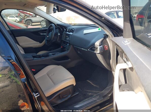 SADCJ2BN9HA096140 2017 JAGUAR F-PACE Черный Вид салона спереди