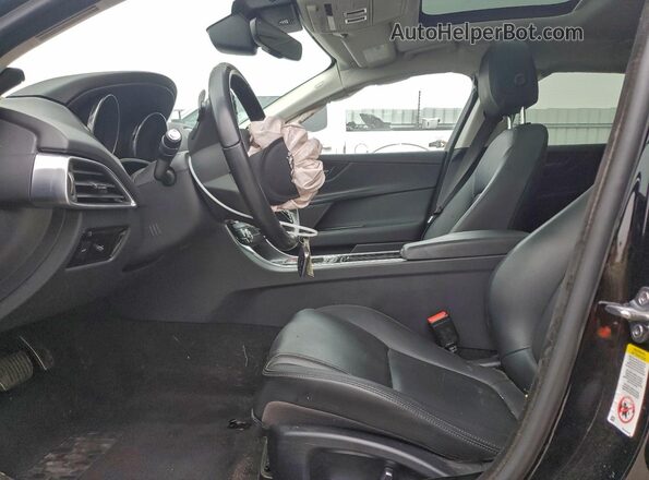 SAJAD4FXXKCP53025 2019 JAGUAR XF Черный Вид салона спереди