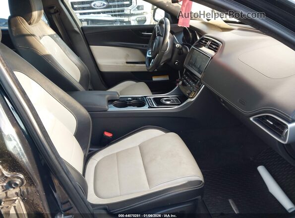 SAJAL4BN0HA972409 2017 JAGUAR XF Черный Вид салона спереди