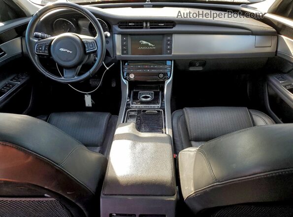 SAJBE4BV8GCY14014 2016 JAGUAR XF Black Widok deski rozdzielczej