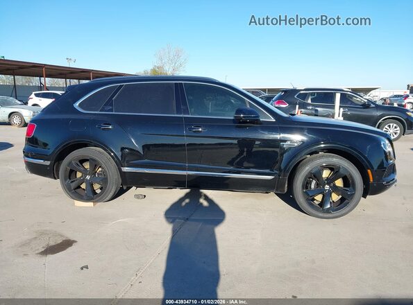 SJAAC2ZV4HC015750 2017 BENTLEY BENTAYGA Черный Вид задней части салона