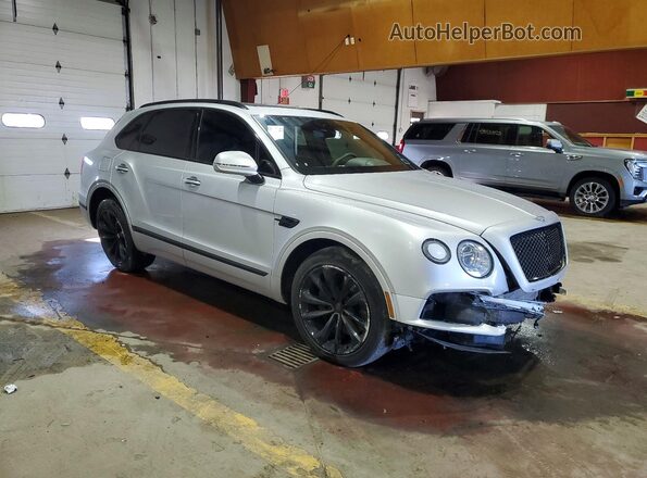 SJAAC2ZV6JC017487 2018 BENTLEY BENTAYGA Серебряный Передняя правая четверть