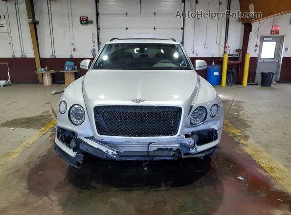 SJAAC2ZV6JC017487 2018 BENTLEY BENTAYGA Серебряный Вид спереди