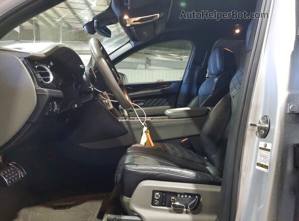 SJAAC2ZV6JC017487 2018 BENTLEY BENTAYGA Серебряный Вид салона спереди