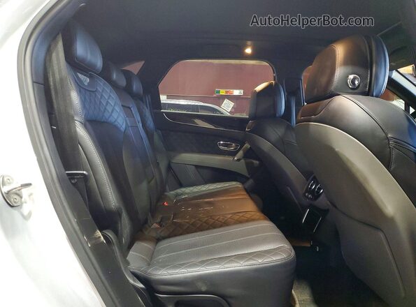 SJAAC2ZV6JC017487 2018 BENTLEY BENTAYGA Серебряный Вид задней части салона