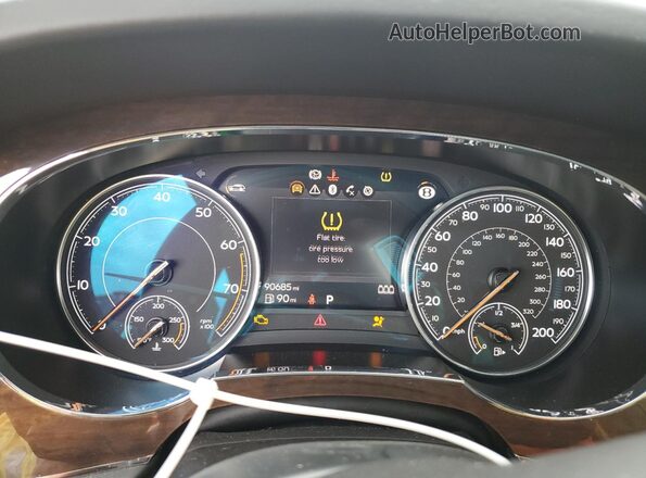 SJAAC2ZV8JC019774 2018 BENTLEY BENTAYGA Белый Вид щитка приборов