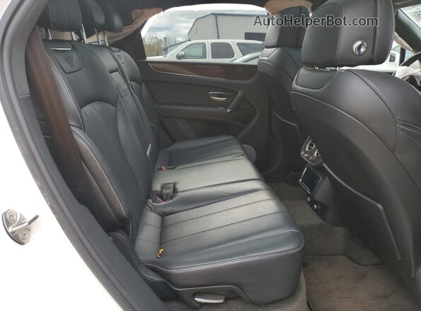SJAAC2ZV8JC019774 2018 BENTLEY BENTAYGA Белый Вид задней части салона
