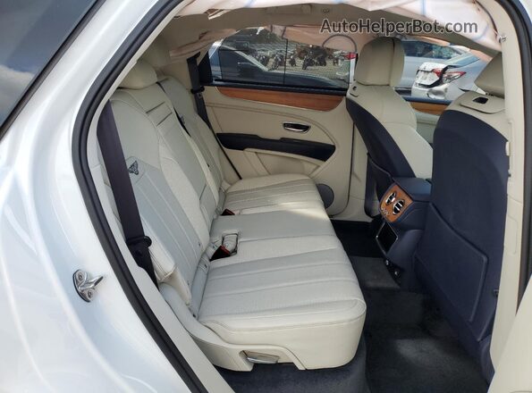 SJAAT2ZV4PC023927 2023 BENTLEY BENTAYGA Белый Вид задней части салона