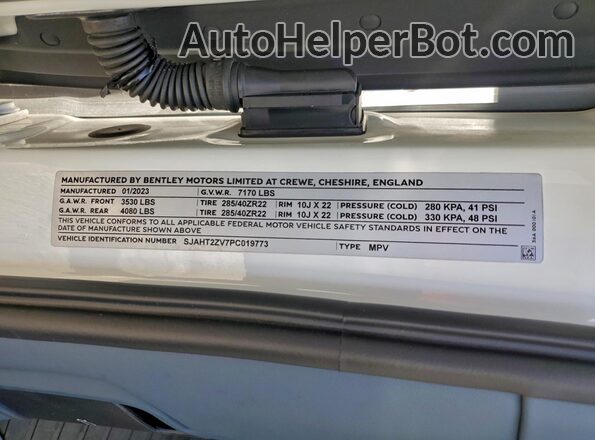 SJAHT2ZV7PC019773 2023 BENTLEY BENTAYGA White Vista de la etiqueta del VIN