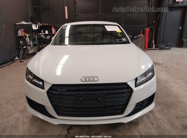 TRUC5AFV5J1013660 2018 AUDI TT White Vista interior trasera