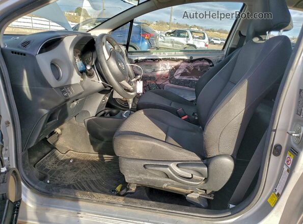 VNKJTUD35GA061928 2016 TOYOTA YARIS Серебряный Вид салона спереди
