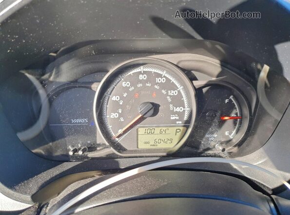 VNKJTUD35GA061928 2016 TOYOTA YARIS Серебряный Вид щитка приборов