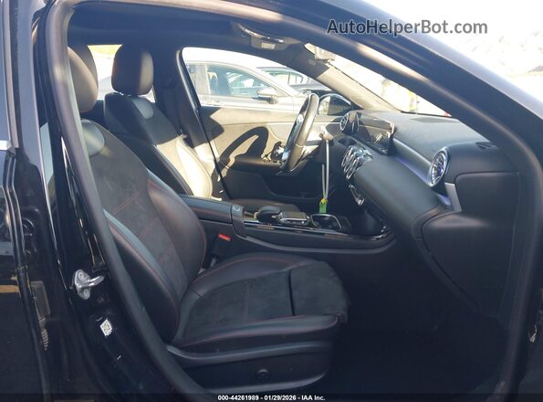 W1K3G4EB4NJ338762 2022 MERCEDES-BENZ A 220 Черный Вид салона спереди