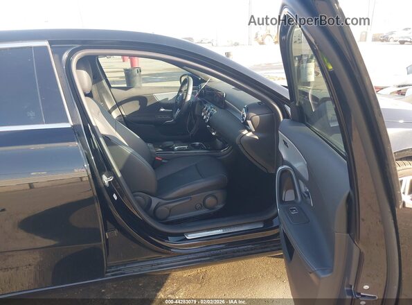 W1K3G4EB5NJ374072 2022 MERCEDES-BENZ A 220 Черный Вид салона спереди