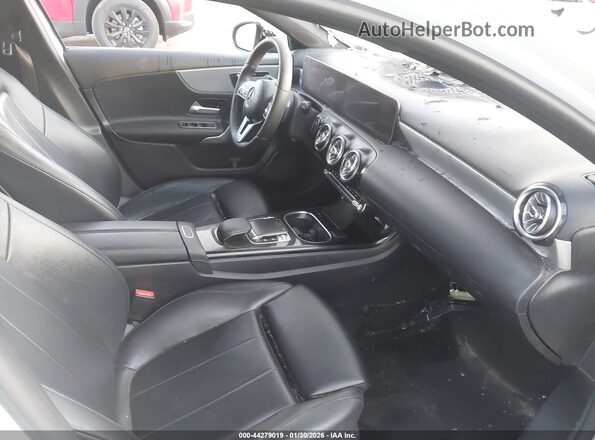 W1K3G4EB6LJ221861 2020 MERCEDES-BENZ A 220 Белый Вид салона спереди