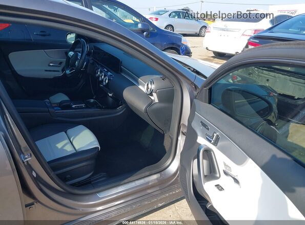 W1K3G4EB9NJ340328 2022 MERCEDES-BENZ A 220 Серый Вид салона спереди