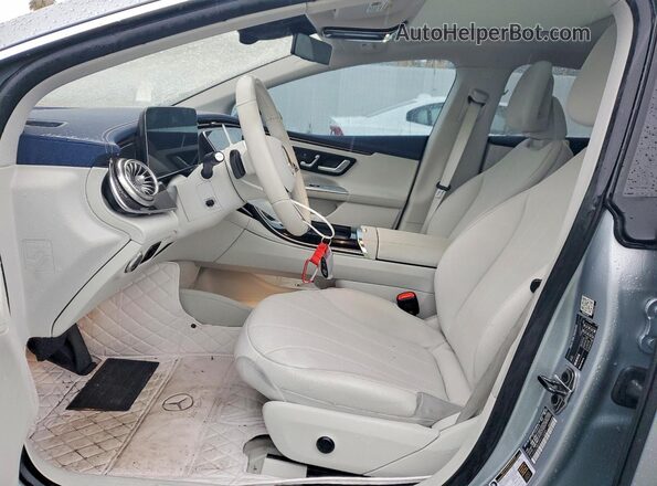W1KEG2BBXPF014089 2023 MERCEDES-BENZ EQE Серебряный Вид салона спереди