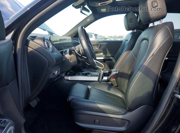 W1N4M4HB7PW270779 2023 MERCEDES-BENZ GLB-CLASS Черный Вид салона спереди