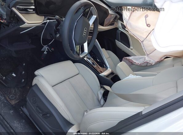 WA13AAGU7S2070427 2025 AUDI ALL Белый Вид салона спереди