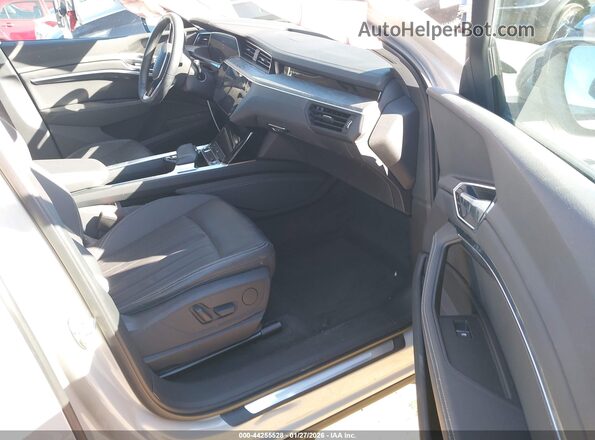 WA1AAAGE1MB018486 2021 AUDI E-TRON Серый Вид салона спереди