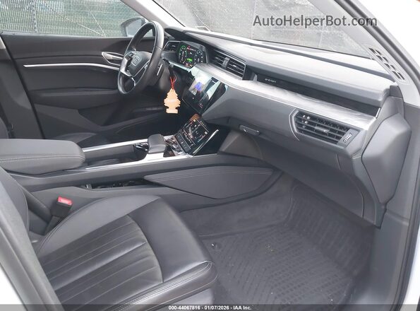 WA1AAAGE5MB014411 2021 AUDI E-TRON White წინა სალონის ხედი