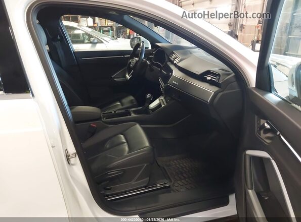 WA1AECF36K1068819 2019 AUDI Q3 White Вид салону спереду