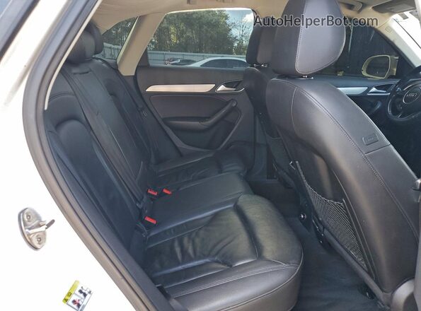 WA1BCCFS4HR014012 2017 AUDI Q3 White Widok wnętrza z tyłu