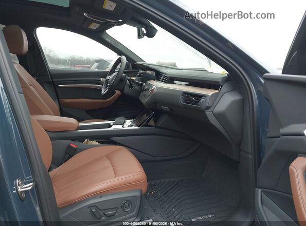 WA1CAAGE7RB039374 2024 AUDI Q8 E-TRON Синий Вид салона спереди