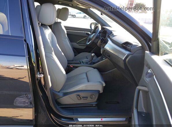 WA1DECF33P1114028 2023 AUDI Q3 Черный Вид салона спереди