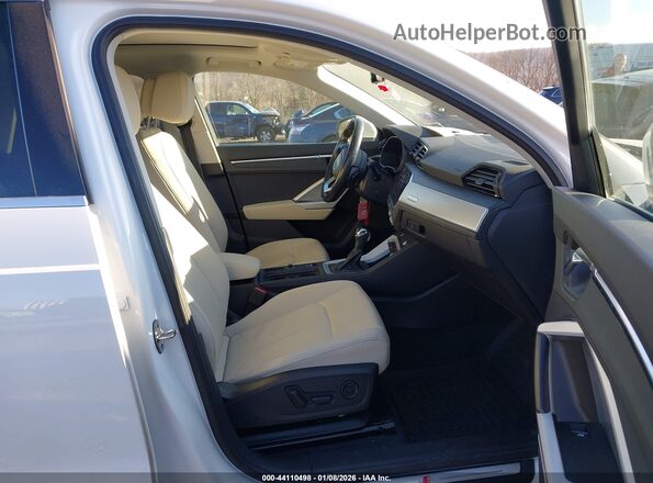 WA1DECF35M1130081 2021 AUDI Q3 Белый Вид салона спереди