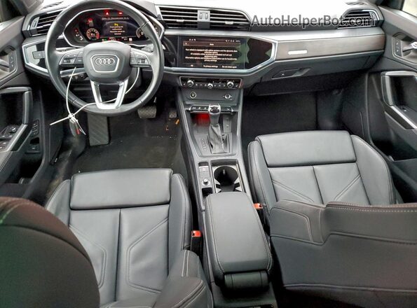 WA1EECF31R1024268 2024 AUDI Q3 Красный Вид панели приборов