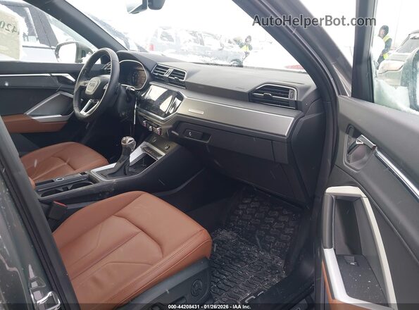 WA1EECF31R1174302 2024 AUDI Q3 Gray Widok wnętrza z przodu