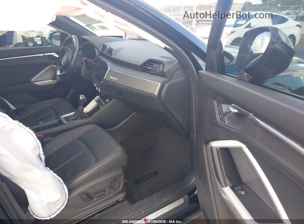 WA1EECF39N1051891 2022 AUDI Q3 Черный Вид салона спереди