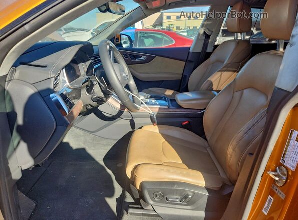 WA1FVBF1XLD007102 2020 AUDI Q8 Оранжевый Вид салона спереди