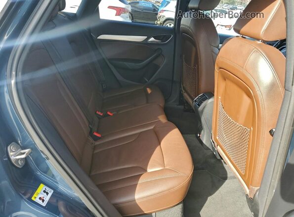WA1HCCFS5HR010397 2017 AUDI Q3 Blue Widok wnętrza z tyłu