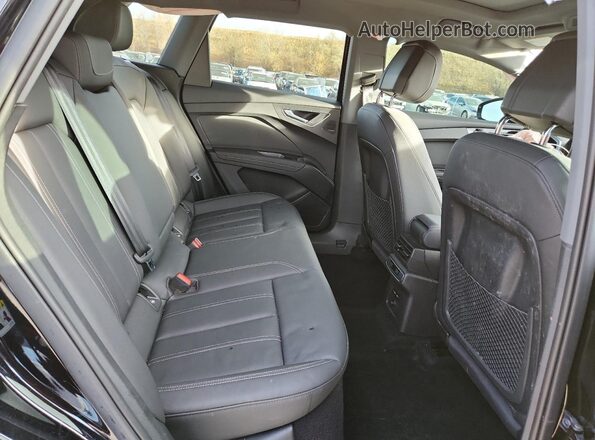 WA1L2BFZ2PP045641 2023 AUDI Q4 Black Vista interior trasera