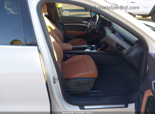 WA1LAAGE2KB023217 2019 AUDI E-TRON Белый Вид салона спереди