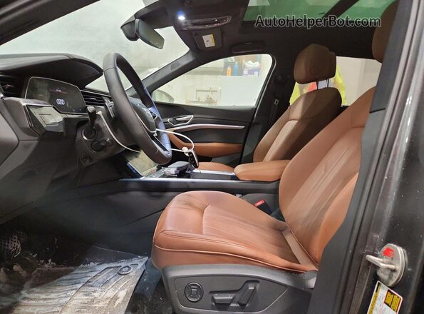 WA1VAAGE6PB009935 2023 AUDI E-TRON Gray Widok wnętrza z przodu