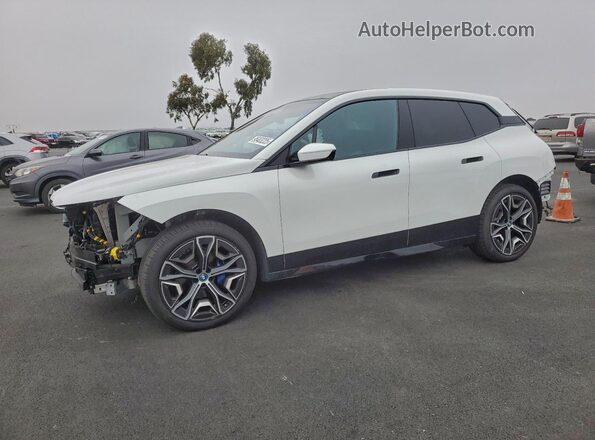 WB523CF09RCP12104 2024 BMW IX White Առջևի ձախ երեք քառորդ տեսարան