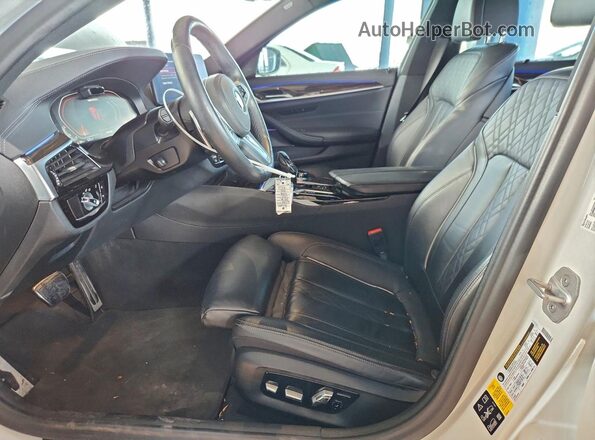 WBA13BK04MCF48365 2021 BMW M5 Белый Вид салона спереди