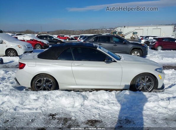 WBA1M5C56GV327252 2016 BMW M2 Белый Вид задней части салона