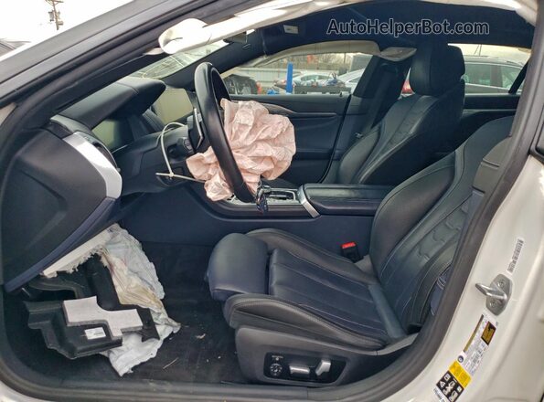 WBAGV8C01NCJ56769 2022 BMW M8 White Widok wnętrza z przodu