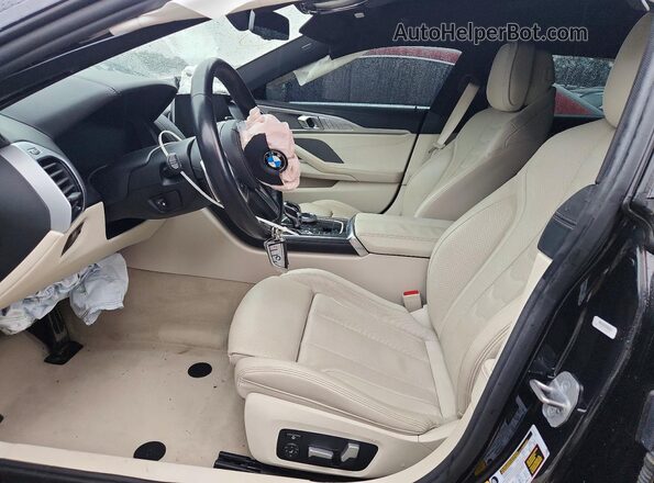 WBAGV8C04NCH67611 2022 BMW M8 Черный Вид салона спереди
