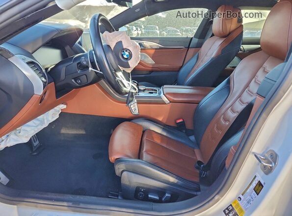 WBAGV8C08NCH76604 2022 BMW M8 Белый Вид салона спереди