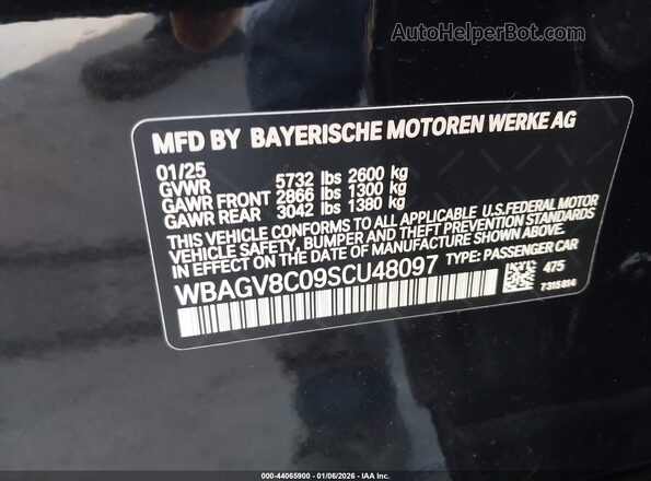 WBAGV8C09SCU48097 2025 BMW M8 Black Vista del compartimento del motor