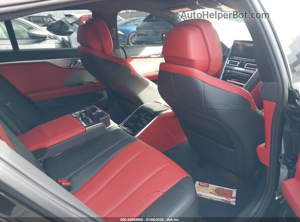 WBAGV8C09SCU48097 2025 BMW M8 Black Vista de la etiqueta del VIN